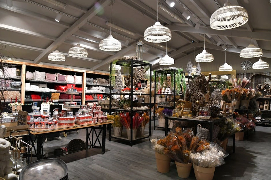 Pracownik sklepu starannie układający produkty na półce